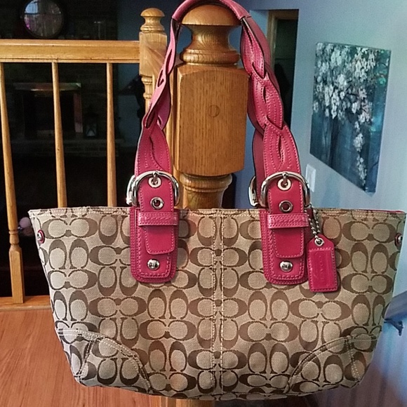 Coach Handbags - Coach signature purse